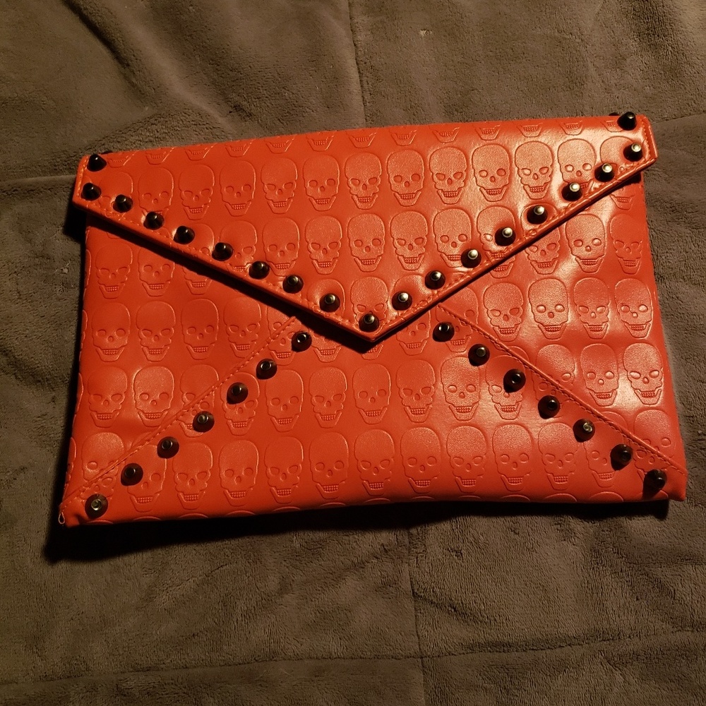 ☃️BOGO 1/2 OFF☃️ Brand new scull clutch!